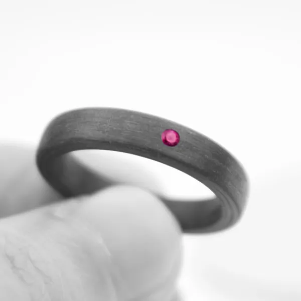 Anillo Carbono Negro Lisa con Circonita Roja*Eguzkilore Sale
